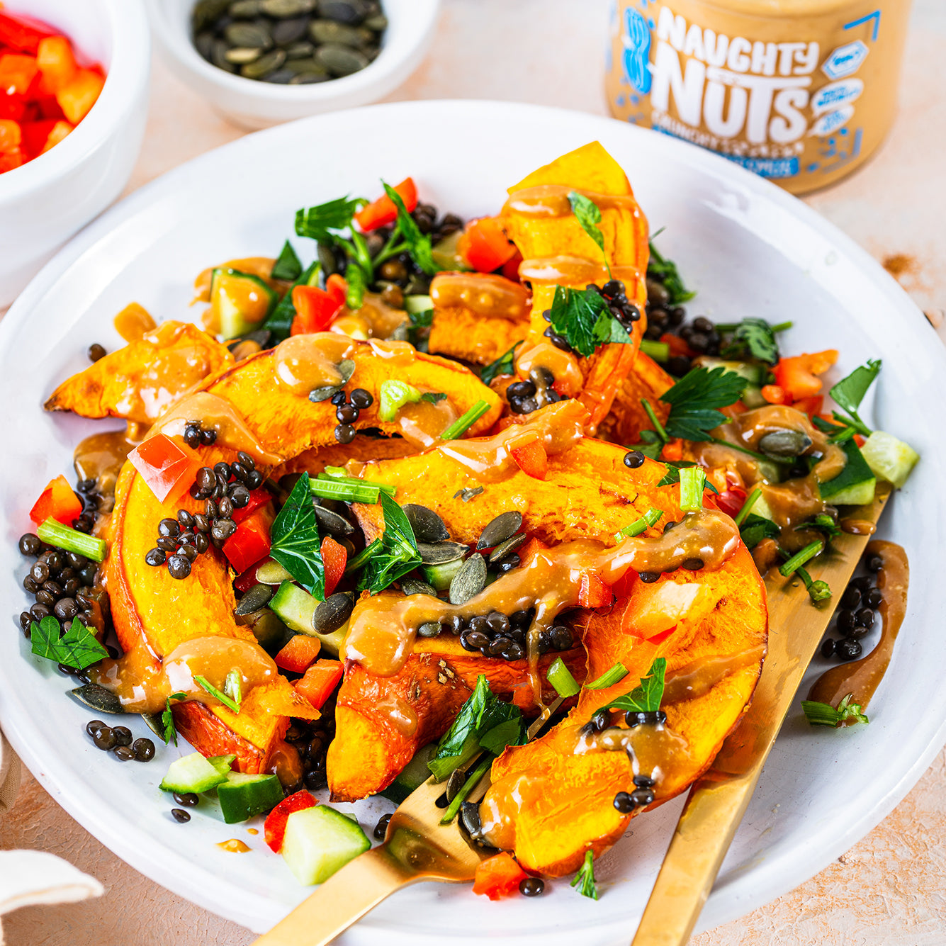 Lauwarmer Kürbissalat mit Linsen und Erdnusssauce