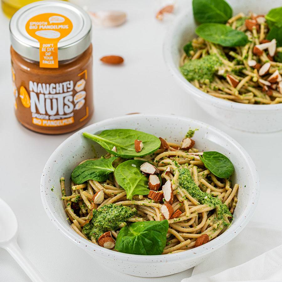 Veganes Pastagericht mit Mandel-Spinat-Pesto und Naughty Nuts BIO Mandelmus Smooth und Naughty Nuts BIO Cashewmus Smooth