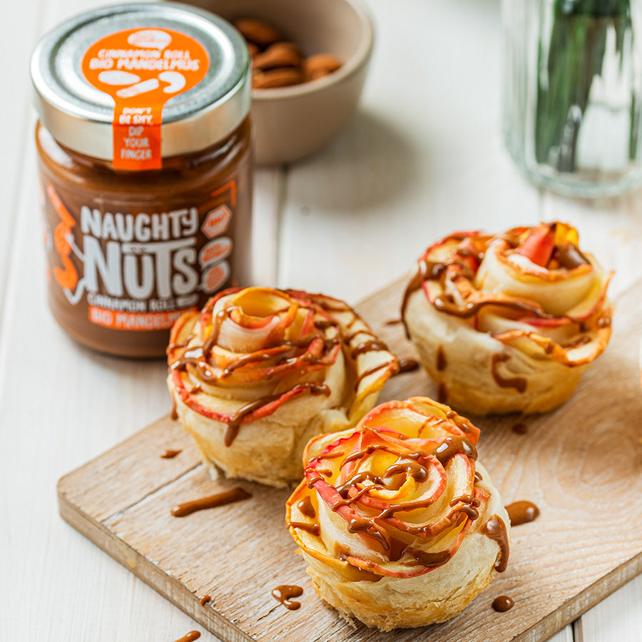 Vegane Apfelrosen-Muffins mit Naughty Nuts BIO Mandelmus Cinnamon Roll