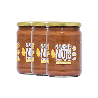 Drei Gläser Bio Mandelmus Smooth von Naughty Nuts vor weißem Hintergrund